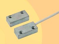 Marchio: DOMOTEC. Articolo: DMM02. Contatto magnetico metallico miniatura a vista.• Parallepipedo dimensioni ridotte• Lega metallica• D max: 7 mm (su ferro); 18 mm (su altri materiali)• Contatto reed NC (a magnete vicino)200Vcc/1A/10W• 4 fili (2 contatto + 2 loop tamper) L 1,2 m• Adatto per infissi in ogni materiale• IP65 • -25/+70°C