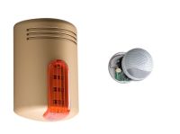 Marchio: VENITEM. Articolo: AS1KIT1BRR. Kit Doge AS1 Bronzo calotta rossa + ATX2/S + batt. Sirena Doge wireless, AUTOPROTETTA, BIDIREZIONALE, SUPERVISIONATA, con sistema antischiuma brevettato a doppia tecnologia contro i falsi allarmi, sistema antishock contro gli urti violenti e lampeggiante a led, compatibile con qualsiasi tipo di centrale filare e/o wireless. Funziona in abbinamento con il dispositivo rice-trasmittente bidirezionale ATX2/S (completo di sirena interna), capace di comandare fino ad 8 sirene Doge wireless. La sezione trasmittente gestisce 4 ingressi di comando: 2 ingressi allarme e 2 ingressi ON/OFF, da collegare alla centrale di allarme. La sezione ricevente consiste in un display a 7 segmenti, 3 led di segnalazione e 3 uscite logiche e consente di ricevere e gestire tutte le informazioni provenienti dalle sirene memorizzate. Attraverso il display è possibile identificare quale sirena ha segnalato un problema, mentre i 3 led consentono di visualizzare il tipo di anomalia presente sulle sirene: allarme tamper, mancata supervisione e basso livello batterie. Sono disponibili 2 uscite elettriche a collettore aperto e 1 a relè che si attivano in concomitanza dell’anomalia segnalata. Alimentata da pacchetto batterie 7,5 V alcaline SIZE “D” incluso. L’autonomia prevista è di due anni circa calcolando 4 operazioni di stato giornaliere e un allarme mensile. Tramite il dip-switch è possibile impostare: 4 suoni, 4 temporizzazioni, escludere o abilitare il riporto sonoro ON/OFF, impostarne l’intensità acustica, escludere o abilitare la segnalazione ON/OFF impianto.