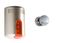 Marchio: VENITEM. Articolo: AS1KIT1CHR. Kit Doge AS1 Champ. calotta rossa + ATX2/S + batt. Sirena Doge wireless, AUTOPROTETTA, BIDIREZIONALE, SUPERVISIONATA, con sistema antischiuma brevettato a doppia tecnologia contro i falsi allarmi, sistema antishock contro gli urti violenti e lampeggiante a led, compatibile con qualsiasi tipo di centrale filare e/o wireless. Funziona in abbinamento con il dispositivo rice-trasmittente bidirezionale ATX2/S (completo di sirena interna), capace di comandare fino ad 8 sirene Doge wireless. La sezione trasmittente gestisce 4 ingressi di comando: 2 ingressi allarme e 2 ingressi ON/OFF, da collegare alla centrale di allarme. La sezione ricevente consiste in un display a 7 segmenti, 3 led di segnalazione e 3 uscite logiche e consente di ricevere e gestire tutte le informazioni provenienti dalle sirene memorizzate. Attraverso il display è possibile identificare quale sirena ha segnalato un problema, mentre i 3 led consentono di visualizzare il tipo di anomalia presente sulle sirene: allarme tamper, mancata supervisione e basso livello batterie. Sono disponibili 2 uscite elettriche a collettore aperto e 1 a relè che si attivano in concomitanza dell’anomalia segnalata. Alimentata da pacchetto batterie 7,5 V alcaline SIZE “D” incluso. L’autonomia prevista è di due anni circa calcolando 4 operazioni di stato giornaliere e un allarme mensile. Tramite il dip-switch è possibile impostare: 4 suoni, 4 temporizzazioni, escludere o abilitare il riporto sonoro ON/OFF, impostarne l’intensità acustica, escludere o abilitare la segnalazione ON/OFF impianto.