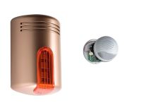 Marchio: VENITEM. Articolo: AS1KIT1RAR. Kit Doge AS1 Rame calotta rossa + ATX2/S + batt. Sirena Doge wireless, AUTOPROTETTA, BIDIREZIONALE, SUPERVISIONATA, con sistema antischiuma brevettato a doppia tecnologia contro i falsi allarmi, sistema antishock contro gli urti violenti e lampeggiante a led, compatibile con qualsiasi tipo di centrale filare e/o wireless. Funziona in abbinamento con il dispositivo rice-trasmittente bidirezionale ATX2/S (completo di sirena interna), capace di comandare fino ad 8 sirene Doge wireless. La sezione trasmittente gestisce 4 ingressi di comando: 2 ingressi allarme e 2 ingressi ON/OFF, da collegare alla centrale di allarme. La sezione ricevente consiste in un display a 7 segmenti, 3 led di segnalazione e 3 uscite logiche e consente di ricevere e gestire tutte le informazioni provenienti dalle sirene memorizzate. Attraverso il display è possibile identificare quale sirena ha segnalato un problema, mentre i 3 led consentono di visualizzare il tipo di anomalia presente sulle sirene: allarme tamper, mancata supervisione e basso livello batterie. Sono disponibili 2 uscite elettriche a collettore aperto e 1 a relè che si attivano in concomitanza dell’anomalia segnalata. Alimentata da pacchetto batterie 7,5 V alcaline SIZE “D” incluso. L’autonomia prevista è di due anni circa calcolando 4 operazioni di stato giornaliere e un allarme mensile. Tramite il dip-switch è possibile impostare: 4 suoni, 4 temporizzazioni, escludere o abilitare il riporto sonoro ON/OFF, impostarne l’intensità acustica, escludere o abilitare la segnalazione ON/OFF impianto.