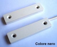 Marchio: VIMO. Articolo: CTE047NE. Contatto magnetico nero, cavo 4 poli 100 cm, con corpo plastico a basso profilo adatto per serramenti in PVC ed alluminio. Conforme a EN50131-2-6- Grado 2 Classe II. Lo spessore di 5mm e la larghezza di 15mm permettono un alloggiamento preciso nel profilato. Il magnete ad alta portata in Neodimio garantisce un ampio spazio di chiusura fino a 4 centimetri. Disponibile in cinque colori: (bianco, marrone, grigio, verde e nero), con cavo coordinato e lunghezza di cavo di uscita da 1 a 20 metri. Informazioni tecnicheMateriale/Colore Plastico/Bianco e vari Distanza di funzionamento 20/40mm Grado di protezione2 Classe ambientale II Dimensioni 55x13x5 mm Connessione cavo 4 poli 100cm Conformità EN50131-2-6 Temperatura di esercizio-25°C/+60°C Caratteristiche reedTensione max commutabile60VCC; 42,2VCACorrente max commutabile500mAccPotenza max commutabile10VAResistenza iniziale contatto0,1 ohmResistenza di isolamento10¹² MTBF n° di operazioni 10⁸