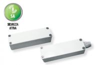 Marchio: VIMO. Articolo: CTGAUSS03. Contatto magnetico con analisi attiva a microprocessore con sensore magnetico lineare. Il segnale prodotto dal sensore viene analizzato e comparato dal microcontrollore con il valore memorizzato in fase di taratura nella memoria EEPROM interna. L'algoritmo di analisi digitale del campo magnetico elimina l'insorgenza di eventuali falsi allarmi grazie alla compensazione di piccole fluttuazioni dovute a variazioni ambientali o vibrazioni. Nel contempo il dispositivo è in grado di discriminare i tentativi di sabotaggio tramite magneti esterni generando un allarme manomissione su linea separata. Ogni contatto è abbinato al suo magnete e dopo la taratura la corrispondenza diventa univoca rendendo pressoché impossibile la sostituzione del magnete anche con uno identico. Uscite relè allo stato solido separate a sicurezza attiva per allarme intrusione, manomissione e tamper. Uscita indipendente aggiuntiva per il controllo accessi. Monitoraggio continuo della tensione di alimentazione con segnalazione delle anomalie sulla linea manomissione. Basso assorbimento: 12mA in allarme e 18mA in stato sicuro. Versione ad alta portata.
