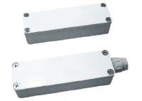 Marchio: VIMO. Articolo: CTGAUSS03MM. Contatto magnetico con analisi attiva a microprocessore, la sensoristica integrata comprende un rivelatore magnetico lineare, un accelerometro triassiale e un sensore di temperatura. L’analisi combinata di queste tre grandezze fisiche permette un monitoraggio accurato del varco protetto. Il sensore magnetico lineare garantisce l’impossibilità di manomissioni con altri magneti anche identici. L’ inerziale a MEMS(Micro Electro-Mechanical Systems) permette un’ accurata rilevazione del segnale su tutti e tre gli assi spaziali e la successiva analisi a microprocessore fornisce una precisa e regolabile rilevazione del tentativo di effrazione discriminando ed eliminando i falsi allarmi. Il sensore di temperatura rileva i repentini sbalzi termici tipici di un attacco con fiamma ossidrica generando l’allarme sulla linea antimanomissione. Contenitore metallico IP65 adatto per installazioni sia in interno che in esterno. 