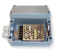 Marchio: VIMO. Articolo: ALSCN124C12A12. Serie di alimentatori e convertitori switching in contenitori IP66 in alluminio pressofuso con fissaggi e apertura protetti da linea tamper antimanomissione. Tutti i contenitori hanno pressatubi di ingresso PG9 per un facile raccordo dei cavi di ingresso e uscita. Il grado di protezione IP66 garantisce la tenuta in tutte le condizioni ambientali. Vasta scelta di modelli alcuni dei quali riservano spazio libero all’interno per permettere l’alloggiamento di cablaggi e balun. I convertitori DC/DC trovano applicazione in impianti di videocontrollo nei casi di lunghe tratte di alimentazione mantenendo la tensione di uscita stabile a 12Vcc . Tensione di ingresso 19-36Vcc. Tensione di uscita 12 Vcc. Corrente di uscita 1,2 A. Dimensioni 125x80x57mm.