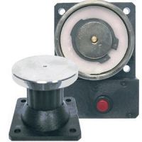 Marchio: NOTIFIER. Articolo: EM10. Elettromagnete per porte tagliafuoco con pulsante manuale di sgancio. Potere di attrazione di 100 kg. Realizzazione in ferro nichelato. Alimentazione 24Vcc e consumo di 100 mA. 