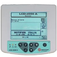 Marchio: NOTIFIER. Articolo: LCD6000A (CEI 600U). Pannello ripetitore locale per centrali indirizzate della nuova serie AM. Display lcd grafico 320 x 240. Consente il riporto a distanza dello stato di massimo 32 punti/zone della centrale di rivelazione. Permette la tacitazione del ronzatore locale. Il pannello può essere configurato come master avendo la possibilità di quattro ripetitori slave. Alimentazione 10-30Vcc. Assorbimento a riposo di 30mA ed in allarme di 80mA. Dimensioni 180mm x 168mm x 155mm.