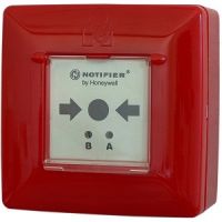 Marchio: NOTIFIER. Articolo: P700N (ACI150). Pulsante manuale indirizzato a rottura vetro completo di chiave di test. Morsettiera plug and play che ne facilita il cablaggio. Provvisto di led rosso per la segnalazione locale di allarme. Indirizzamento a mezzo di selettori rotativi e con doppio isolatore per protezione della linea di comunicazione. Di colore rosso.
