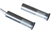 Marchio: COOPER. Articolo: 414-TF-4. Contatto magnetico in ottone ad elevata resistenza meccanica per montaggio ad incasso negli infissi. Il corpo del contatto è zincato per una maggiore resistenza alla corrosione. Adatto per il montaggio su infissi in alluminio, legno, PVC e in genere infissi di materiale non ferromagnetico. Viene montato a pressione in un foro di 8 mm di diametro. La connessione è a 4 fili (2 fili contatto NC con magnete vicino e 2 fili per tamper).  