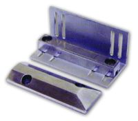 Marchio: DIAS. Articolo: PS2023. Contatto N.C. portata mm 75, cavo spiralizzato inox con 2 conduttori da 0.32 mm2 lunghezza mm 680 con uscita longitudinale, fissaggio con 2 viti a pavimento. Fornito con squadretta di fissaggio e magnete regolabile.