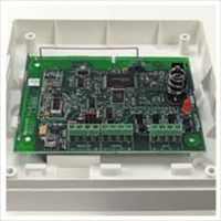 Marchio: HONEYWELL. Articolo: C076 .Il modulo Radio Frequency Remote Input Output (RF RIO) è una nuova espansione del sistema Galaxy. Il modulo funziona come ricevitore radio consentendo alle centrali della serie Galaxy di supportare i trasmettitori radio della serie Ademco 5800H (fino a 2 loop). Il RIO RF si collega direttamente alle centrali sul bus seriale ed è programmabile tramite una tastiera Galaxy collegata direttamente al RIO RF. Il RIO RF offre le seguenti prestazioni:Supporta fino a 32 zone radio.4 uscite in tensione programmabili. Dimensioni 160x150x40 mm (LxHxP).