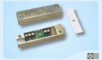 Marchio: VIMO. Articolo: CTC047SC. Contatto magnetico per installazione a vista su serramenti in ferro omologato IMQ. Il collegamento è dato da 5 morsetti interni. Un tamper anti rimozione è previsto sulla parte reed. Uno dei morsetti è destinato al collegamento di una resistenza di bilanciamento linea. Nella confezione sono comprese le viti per il fissaggio del contatto e tappi coprivite a pressione. La distanza di funzionamento di 25 mm 25mm (non ferromagnetici) 12mm (ferromagnetici) garantisce funzionamento ottimale su tutte le superfici . Disponibile anche nella versione con contatto di scambio. A richiesta, distanziali anti strappo per la parte reed. Dimensioni mm 74x18x18 reed/magnete. EN50131-2-6 CEI 79/2 1° Liv. Morsetti 2 tamper 3 contatto 1 bil res. Contatto di scambio NAC V=60Vcc I=250mA VAmax=3VA.