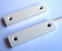 Marchio: VIMO. Articolo: CTE047. Contatto magnetico bianco, cavo 4 poli 100 cm, con corpo plastico a basso profilo adatto per serramenti in PVC ed alluminio. Conforme a EN50131-2-6- Grado 2 Classe II. Lo spessore di 5mm e la larghezza di 15mm permettono un alloggiamento preciso nel profilato. Il magnete ad alta portata in Neodimio garantisce un ampio spazio di chiusura fino a 4 centimetri. Disponibile in cinque colori: (bianco, marrone, grigio, verde e nero), con cavo coordinato e lunghezza di cavo di uscita da 1 a 20 metri. Informazioni tecnicheMateriale/Colore Plastico/Bianco e vari Distanza di funzionamento 20/40mm Grado di protezione2 Classe ambientale II Dimensioni 55x13x5 mm Connessione cavo 4 poli 100cm Conformità EN50131-2-6 Temperatura di esercizio-25°C/+60°C Caratteristiche reedTensione max commutabile60VCC; 42,2VCACorrente max commutabile500mAccPotenza max commutabile10VAResistenza iniziale contatto0,1 ohmResistenza di isolamento10¹² MTBF n° di operazioni 10⁸
