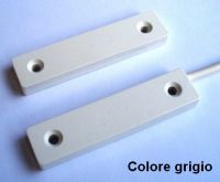 Marchio: VIMO. Articolo: CTE047GRCA3. Contatto magnetico grigio, cavo 4 poli 3 metri, con corpo plastico a basso profilo adatto per serramenti in PVC ed alluminio. Conforme a EN50131-2-6- Grado 2 Classe II. Lo spessore di 5mm e la larghezza di 15mm permettono un alloggiamento preciso nel profilato. Il magnete ad alta portata in Neodimio garantisce un ampio spazio di chiusura fino a 4 centimetri. Disponibile in cinque colori: (bianco, marrone, grigio, verde e nero), con cavo coordinato e lunghezza di cavo di uscita da 1 a 20 metri. Informazioni tecnicheMateriale/Colore Plastico/Bianco e vari Distanza di funzionamento 20/40mm Grado di protezione2 Classe ambientale II Dimensioni 55x13x5 mm Connessione cavo 4 poli 100cm Conformità EN50131-2-6 Temperatura di esercizio-25°C/+60°C Caratteristiche reedTensione max commutabile60VCC; 42,2VCACorrente max commutabile500mAccPotenza max commutabile10VAResistenza iniziale contatto0,1 ohmResistenza di isolamento10¹² MTBF n° di operazioni 10⁸