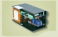 Marchio: VIMO. Articolo: AL50V80. Alimentatore per apparecchiature elettroniche di tipo lineare ad elevata affidabilità, caratteristica di uscita tensione/corrente reversibile di tipo foldback. Grazie al diodo di uscita parallelo è possibile mettere le uscite di 2 o più alimentatori in serie o in parallelo, per aumentare la tensione o la corrente di uscita disponibile. Tutti gli alimentatori dopo il collaudo subiscono un ciclo di “bruciatura”, che ne riduce drasticamente la cosiddetta mortalità infantile e vengono nuovamente collaudati per assicurarne la perfetta efficienza. Segnalazioni e caratteristiche di questo alimentatore: - indicazione presenza tensione di ingresso, remotizzabile - indicazione presenza tensione di uscita, remotizzabile. Tensione di ingresso Vca: 230 V +/-10% Tensione nominale di uscita Vcc: 5,0 V Corrente massima di uscita Icc: 8 A 