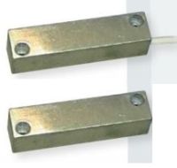 Marchio: VIMO. Articolo: CINEM046CT. Sensori piezoelettrici di rilevazione rottura vetro o sismici di ridotte dimensioni, indicati per l’utilizzo su porte, infissi e pareti di spessore non elevato. Disponibile in tre versioni con involucro plastico e una in contenitore metallico, questo piccolo sensore non necessita di essere alimentato ed è particolarmente indicato nei sistemi via radio; quando è in allarme apre il circuito per un tempo che va da 2 a 30 sec. in base alla sollecitazione ricevuta. La gamma si compone in quattro modelli: CINPGM5, sensore di rottura vetro. CINEM5, sensore sismico. CINEMS5, come il precedente ma con integrato anche un contatto magnetico e CINEM046, come CINEM5 ma in contenitore metallico. L’installazione può avvenire con l’utilizzo di biadesivo per i modelli plastici e a viti o fascette per il modello in alluminio. Sistema di rilevazione Piezoelettrico. Tipo di contatto NC in quiete. Rilevazione di allarme apertura da 2 a 30 sec. Raggio di copertura 2m su vetro. Tensione max commutabile 16Vcc. Grado di protezione IP65. Cavo 4 poli 2m. Dimensioni 74x18x18mm. Alluminio/Alluminio. Sensore sismico per superfici o grate. Versione con contatto magnetico.