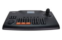 Marchio: UNIVIEW. Articolo: KB-1100. Tastiera di controllo multifunzionale di tipo IP con joystick e display LCD. Porta Ethernet RJ45 10/100M. 1 interfaccia USB 2,0. 1 interfaccia RS232, 1 interfaccia RS485, porta USB, alimentazione 12Vcc 5W, temperatura di esercizio fra -10°C e 55°C. Dimenssioni 47x270x440mm. 