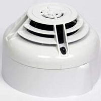 Marchio: NOTIFIER. Articolo: NRX-SMT3. Il sensore di fumo a tripla tecnologia NRX-SMT3 è un dispositivo a radiofrequenza alimentato a batteria, progettato per essere impiegato con il gateway radio NRXI-GATE. Contiene un ricetrasmettitore e viene integrato in un sistema antincendio indirizzabile tramite un protocollo di comunicazione proprietario . L’unità rivela fumo e calore (come un rivelatore termovelocimetrico da 58°C). Un sensore a infrarossi integra la capacità di rivelazione e aumenta l’immunità ai falsi allarmi. Il sensore va fissato al soffitto tramite la base B501RF. Il dispositivo è a norma EN54-25, EN54-5 (Classe A1R) ed EN54-7, e rispetta i requisiti di cui agli standard EN 300 220 ed EN 301 489 per la conformità alla Direttiva R&TTE. Corrente di standby: 120 μA a 3 V CC (tipica in modo di funzionamento normale) , Corrente LED rosso: 4 mA max. Tempo di risincronizzazione: 35 s (tempo max dall’accensione del dispositivo allanormale comunicazione RF quando la rete è attiva) Batterie: 4 Duracell Ultra 123 Durata delle batterie: 4 anni a 25oC Frequenza radio: 865-870 MHz; Potenza di uscita RF: 14 dBm (max) Portata: 500 m (tipico in aria libera) Umidità relativa: dal 10% al 93% (senza condensa).