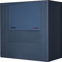 Marchio: NOTIFIER. Articolo: BB-8000.2 (CEI 801). Blanck-Box senza display a 2 loop ADV espandibile a 4 per rete AM-8000. Certificato CPR in conformità alla normativa EN 54-2 e EN 54-4 che permette la gestione di 159 rivelatori e 159 moduli indirizzati per ogni loop tramite il nuovo protocollo Advanced, compatibile con la serie di sensori e moduli indirizzabili. Il Box dispone di 2 loop indirizzati ed è predisposto per l’installazione di una scheda aggiuntiva modello LIB-8000, che permette di espandere la centrale fino a 4 loop. Sul frontale del Box è sempre possibile montare un display LCD con touch screen modello LCD-8000-L come interfaccia verso l’utente. Ulteriori display di ripetizione LCD con touch screen modello LCD-8000 possono essere poi connessi per la visualizzazione degli eventi locali. Ogni Box è provvisto di alimentatore e batterie di backup certificato CPR in conformità alla EN 54-4.