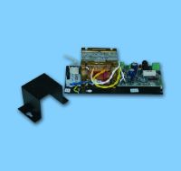 Marchio: CIAS. Articolo: KIT ALIMENTAZIONE. Kit di alimentazione inseribile in colonna con 2 uscite dedicate. 13,8V - 1,5 A per ottiche e riscaldatori. Dotata di staffa porta batteria 1,2 Ah.