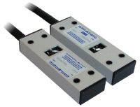 Marchio: COOPER. Articolo: 1021-CSA. Contatto magnetico per installazioni in interni a vista con elevato livello di sicurezza. Ideale per sistemi antifurto di banche, centri commerciali e in tutti quegli ambienti dove è necessario avere la massima sicurezza sulla protezione perimetrale. È dotato di protezioni contro effrazioni di tipo magnetico, elettrico, meccanico. I circuiti magnetici in cui le diverse ampolle reed si agganciano ai campi magnetici generati da batterie di magneti, vengono sbilanciati all'approsimarsi di un magnete esterno di effrazione attivando di conseguenza l'allarme. La protezione sui fili è garantita da un loop di tamper e da una guaina in acciaio plastificato. Protezione antistrappo con microinterrutore e loop filo antimanomissione per la parte reed e per la parte magnete (totale 4 fili su parte magnete). 