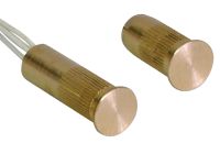 Marchio: COOPER. Articolo: 414-CTF. Contatto magnetico in ottone ad elevata resistenza meccanica per montaggio ad incasso negli infissi. Grazie all’utilizzo di partenti magneti alle terre rare la parte magnetica ha una lunghezza molto ridotta per poter essere montata su serramenti a bassa sezione. Adatto per il montaggio su infissi di alluminio, legno, PVC e in genere infissi di materiale non ferromagnetico (il montaggio su infissi in ferro riduce sensibilmente la distanza di intervento). Viene montato a pressione in un foro di 8 mm di diametro. La parte reed contiene una ampolla reed incapsulata ermeticamente con resina poliuretanica insieme ad un loop di tamper per ridurre le possibilità di effrazione. Disponibili versioni con contatto NC, con contatto NC-NA (in scambio) e con cavo di diverse lunghezze. La connessione è a 4 fili (2 fili contatto NC con magnete vicino e 2 fili per tamper) o a 5 fili nel caso di ampolla in scambio (3 fili contatti ampolla + 2 fili per tamper). Con l’apposito kit, a richiesta, è possibile l’installazione a vista. Materiale contenitore Ottone naturale Funzionamento Contatto reed uscita NC con magnete vicino o contatto reed in scambio Tipo di connessione A filo (2 per contatto - 3 per contatto in scambio + 2 per tamper) Temp. di funzionamento -25°C ÷ +70°C Grado IP IP 65 Dotazione standard fili tamper (antimanomissione) Imballo 10 pz. / confezione 