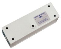 Marchio: COOPER. Articolo: 1121-CSA. Contatto magnetico per installazioni in esterni o interni a vista con elevato livello di sicurezza. In robusto alluminio pressofuso con verniciatura epossidica bianca, è dotato di protezioni contro effrazioni di tipo magnetico, elettrico, meccanico. I circuiti magnetici in cui le diverse ampolle reed si agganciano ai campi magnetici generati da batterie di magneti, vengono sbilanciati all'approssimarsi di un magnete esterno di effrazione attivando di conseguenza l'allarme. Tutti i contatti hanno la protezione contro l’apertura del coperchio della parte reed. Installazione semplificata grazie al foro ingresso cavi 3/8 gas (pressacavo fornito di serie) e alla connessione a morsetto. Dotato di protezione contro lo strappo della parte reed e l’apertura e lo strappo della parte magnete e collegamento per test remoto di funzionamento. 