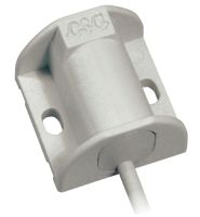 Marchio: COOPER. Articolo: 444-CSA. Sensore inerziale per la rilevazione di urti. All’interno sono contenuti dei contatti multipli dorati che, in seguito ad un urto sulla superficie di fissaggio, aprono il contatto (NC in condizioni normali) per un tempo proporzionale all’intensità dell’urto. Si utilizza in genere su porte, finestre e ovunque sia necessario rilevare un urto. Deve essere interfacciato, tramite cavo schermato, con una scheda di analisi come, ad esempio, la scheda 448 che presenta la regolazione della sensibilità e a cui si possono collegare più sensori in serie. Connessioni a 4 fili di cui 2 per il contatto e 2 per il loop antimanomissione (tamper) con cavo schermato. Viene fissato con viti o con biadesivo. 