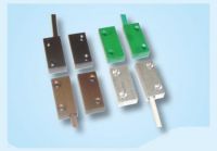 Marchio: VIMO. Articolo: CTC013MA. CTC012 è un contatto magnetico per installazione a vista su serramenti in alluminio, legno e non ferromagnetici in genere. Il collegamento da 30 cm a 4 conduttori, per contatto (NC) e tamper, consente una facile connessione. La distanza di funzionamento di 18 mm, garantisce un’installazione ideale su qualsiasi profilo. Disponibile anche nelle versioni con cavo di collegamento a 4 poli (CTC013), nella colorazione marrone (CTC013MA), nella colorazione verde (CTC013VE), nella colorazione nera (CTC013NE) e con contatto di scambio (CTC012SC - CTC013SC). Dimensioni mm 32x15x8 reed/magnete. Certificati EN50131-2-6 IMQ CEI 79/2 1° Liv IMQ. Cavo 4 poli 60 cm. Colore marrone anodizzato.