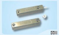 Marchio: VIMO. Articolo: CTC048SC. Contatto magnetico per installazione a vista su serramenti ferromagnetici omologato IMQ. Il cavo di collegamento da 120 cm a 4 conduttori consente una facile connessione. Nella confezione sono contenuti i tappi coprivite a pressione. La distanza di funzionamento di 25 mm (non ferromagnetici) 12mm (ferromagnetici) garantisce funzionamento ottimale su tutte le superfici. Disponibile anche nella versione con contatto di scambio. A richiesta, distanziali per la parte reed. Dimensioni mm 80x18x18 reed/magnete. EN50131-2-6 CEI 79/2 1° Liv. Cavo 5 poli 120 cm. Contatto di scambio NA/NC V=60Vcc I=250mA VAmax=3VA.