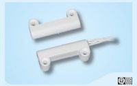 Marchio: VIMO. Articolo: CTE002CAMA. Il contatto magnetico CTE002 certificato IMQ nelle varie versioni nei colori bianco e marrone si adatta all’installazione in superficie su serramenti non in materiale ferromagnetico. Il contatto è provvisto di 2 asole di fissaggio per viti autofilettanti ed ha un basso profilo e dimensioni ridotte. L’uscita è a 4 conduttori per il collegamento con il contatto NC con magnete vicino e per il circuito tamper. La distanza minima garantita tra contatto e magnete è di 18 mm. Disponibile anche nella versione con contatto di scambio CTE002SC. Dimensioni mm 32x8x13 reed/magnete. EN50131-2-6 IMQ CEI 79/2 IMQ 1° Liv. Cavo 4 poli 100 cm. Colore marrone.