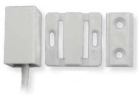 Marchio: VIMO. Articolo: CIN003. CIN001 è un sensore inerziale indicato per la protezione di finestre, porte e tutte le superfici a rischio di abbattimento o shock. Dotato di un biadesivo per il montaggio su vetro può essere in alternativa fissato a parete o su legno grazie alle feritoie laterali. Il cavo di uscita a 4 conduttori (contatto e tamper) deve essere collegato a circuiti di analisi per sensori veloci (tipo CSAI001 o CSAI002) o a linee di ingresso di centrale sensibili ad impulsi di 10 msec. Sistema di rilevazione A barrette dorate. Tipo di contatto NC in quiete. Raggio di copertura 2,5m su vetro. Tensione max commutabile 60Vcc; 42,2Vcapicco. Corrente max commutabile 250mAcc. Potenza max commutabile 3VA. Grado di protezione IP55. Cavo 4 poli 150cm. Dimensioni 36x19x19mm. ABS bianco. Per superfici con flangia di fissaggio a vista o nascosta.