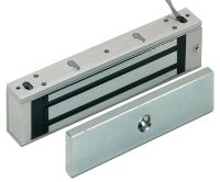 Marchio: ARITECH. Articolo: FE411. Mini serratura magnetica con potenza 1330N. Alimentazione 12/24Vcc. Non monitorata. Montaggio verticale.