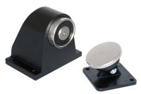 Marchio: COOPER. Articolo: 1369-CSA. Fermo elettromagnetico realizzato per mantenere aperte le porte tagliafuoco o di passaggio e rilasciarle in caso di incendio. Struttura completamente in alluminio, montaggio a pavimento. Tipo di funzionamento: a rilascio in mancanza di alimentazione. Tipo di connessione: a filo. Grado di Protezione IP40. Forza di tenuta: 50 Kg. Alimentazione: 24 Vcc. Dimensioni: L109xA100xP80 mm. Omologato UNI EN1155:2003. 