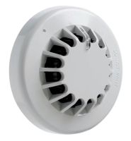 Marchio: COOPER. Articolo: FIRECAT. Rivelatore convenzionale multifunzione che può operare sia come un rivelatore ottico, ottico/termico, termovelocimetrico o termico fisso a 77° con regolazione tramite dip-switch.E’ adatto per connessioni dirette con la maggior parte delle centrali convenzionali di terze parti. Il rivelatore e’ equipaggiato con una base a relè 12V e può essere configurato per memorizzare la condizione di allarme o per ripristinarsi automaticamente.Il rivelatore è provvisto di un doppio indicatore LED:LED rosso a luce fissa indica la condizione di allarme/guastoLED rosso lampeggiante indica la condizione normaleLED giallo lampeggiante indica una rivelazione di fumo, un guasto nella camera di analisi o il raggiungimento della capacità massima di compensazione alla contaminazione.