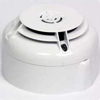 Marchio: NOTIFIER. Articolo: NRX-TDIFF. Il rivelatore di calore termovelocimetrico NRX-TDIFF è un dispositivo a radiofrequenza alimentato a batteria, progettato per essere impiegato con il gateway radio NRXI-GATE. Contiene un ricetrasmettitore e viene integrato in un sistema antincendio indirizzabile tramite un protocollo di comunicazione proprietario. NRX-TDIFF è un rivelatore di calore termovelocimetrico con una soglia di allarme fissa a 58°C (classe A1R).. I sensori vanno fissati a soffitto tramite la base B501RF. I dispositivi sono a norma EN54-25 ed EN54-5, e rispettano i requisiti di cui agli standard EN 300 220 ed EN 301 489 per la conformità alla Direttiva R&TTE. Corrente di standby: 120 μA a 3 V CC: (tipica in modo di funzionamento normale) Corrente LED rosso: 4 mA max. Tempo di risincronizzazione: 35 s (tempo max dall’accensione del dispositivo alla normale comunicazione RF quando la rete è attiva) Batterie: 4 Duracell Ultra 123 Durata delle batterie: 4 anni a 25°C Frequenza radio: 865-870 MHz Potenza di uscita RF: 14 dBm (max) portata: 500 m (tipico in aria libera) Umidità relativa: dal 10% al 93% (senza condensa)