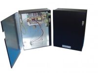 Marchio: VIMO. Articolo: ALSCW270V21. Gruppi di alimentazione switching caricabatteria per sistemi di sicurezza a 12 e 24Vcc 5 modelli con 3 potenze per la massima flessibilità. Tensioni di ricarica 13.8Vcc e 27.6Vcc Segnalazione dello stato di: presenza rete, unità OK, batteria bassa e batteria alta. Armadio con portella incernierata a rapido montaggio. Ampio spazio per l’alloggiamento di 1 batteria 12V 18 Ah o 2 batterie 12V 12Ah. Dimensioni esterne: 300x232x105 mm. Tensione di ingresso 190-260Vca 50-60Hz. Tensione di uscita 27,6Vcc. Corrente 0-2,2A. Tipo protezione Hiccup. R&N max 150mVpp.