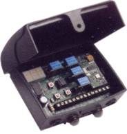 Marchio: CARDIN. Articolo: RCQ449100. Ricevitore modulare da 1 a 4 canali in cassetta. Caratteristiche tecniche: • Ricevitore modulare da 1 a 4 canali (1 strip è in dotazione); • Possibilità di memorizzare fino a 300 codici; • Alimentazione 12/24 Vca/Vcc; • Contenitore da esterno in ABS; • Dimensioni (LxHxP): 110x110x33mm; • Grado di protezione IP55. 