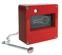 Marchio: COOPER. Articolo: 1492-CSA. Contenitore per chiavi a rottura vetro per custodire e rendere disponibile in caso di emergenza la chiave di azionamento per blocchetti di comando esterno. Blocchetto chiave integrato con doppio contatto in scambio con tre chiavi fornite. Protezione con vetro da rompere con apposito martelletto. (in dotazione). La rottura del vetro viene segnalata da un microinterruttore interno in scambio. Materiale contenitore: alluminio presso fuso verniciatura epossidica. Tipo di connessione: a morsetti. Grado di Protezione IP40. Contatto rottura vetro: in scambio max 75 Vcc/3 A. Dimensioni: L95xA95xP49 mm. 