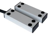 Marchio: COOPER. Articolo: 1005-CSA. Contatto magnetico in alluminio per il montaggio a vista. Deriva dalla serie 1000 Alta Sicurezza di cui ne conserva l’aspetto estetico, ma è studiato per avere una distanza di funzionamento molto elevata per l’utilizzo in tutte quelle applicazioni in cui le condizioni degli infissi danno luogo a elevati giochi e tolleranze e quindi un normale contatto magnetico potrebbe dare origine a falsi allarmi. Applicabile su infissi di qualsiasi materiale, anche ferroso. La connessione è a filo con loop di tamper e protezione cavo con guaina di acciaio plastificato.  