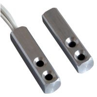 Marchio: COOPER. Articolo: 355-CSA. Contatto magnetico in alluminio ad elevata resistenza meccanica per montaggio in superficie. Adatto per il montaggio su infissi in alluminio, legno, PVC e in genere infissi di materiale non ferromagnetico. Viene montato con viti sul serramento. La connessione è a 4 fili (2 fili contatto NC con magnete vicino e 2 fili per tamper).  