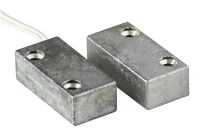Marchio: COOPER. Articolo: 403-AP. Contatto magnetico in metallo per montaggio a vista con elevata resistenza meccanica. Adatto per il montaggio su infissi di qualsiasi materiale: alluminio, legno, PVC, ferro, ecc. La parte reed contiene una ampolla reed incapsulata ermeticamente con resina poliuretanica insieme ad un loop di tamper per ridurre le possibilità di effrazione. La connessione è a 4 fili (2 fili contatto NC con magnete vicino e 2 fili per tamper). Si fissa al serramento con viti. 