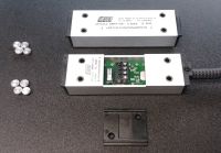 Marchio: DIERRE. Articolo: DRMT-1001. Marchio: DIERRE. Articolo: DRMT-1001. Contatto magnetico alta sicurezza a triplo bilanciamento magnetico per montaggio a superficie. Corpo in alluminio. Finestrella e morsettiera estraibile per inserimento resistenze di fine linea. Tappi coprivite antisvitamento e guaina spiralata in acciaio ricoperta in gomma nera inclusi. Tamper antiasportazione.