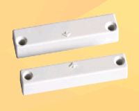 Marchio: DOMOTEC. Articolo: DMM04B. Contatto magnetico bianco termoplastico a vista con morsetti.• Parallepipedo dimensioni ridotte• Termoplastico• D max: 11 mm (su ferro); 15 mm (su altri materiali)• Contatto reed NC (a magnete vicino)200Vcc/1A/10W• Connessione con 2 morsetti• Adatto per infissi in ogni materiale• IP40 • -25/+70°C