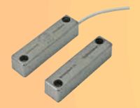 Marchio: DOMOTEC. Articolo: DMM11. Contatto magnetico metallico a vista con fili.• Alluminio pressofuso• D max: 12 mm (su ferro); 20 mm (su altri materiali)• Contatto reed NC (a magnete vicino)200Vcc/1A/10W• 4 fili (2 contatto + 2 loop tamper) L 1,2 m• Adatto per infissi in ogni materiale• IP34 • -25/+55°C• IMQ 1° livello installazione per esterno