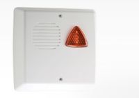 Marchio: VENITEM. Articolo: TRIADE CT3. Sirena autoalimentata  a 13,8 Vdc, lampeggiante a LED, 3 zone di allarme con possibilità di scegliere 1 zona ritardata e 2 istantenee oppure 3 istantanee, memoria di allarme visiva su ogni zona, segnalazione di impianto ON-OFF momentanea e/o permanente, ingresso per qualsiasi tipo di chiave elettronica o meccanica, 4 suoni programmabili, 2 temporizzazioni di allarme programmabili, uscita di allarme open collector per combinatore telefonico o vigilanza, segnalazioni di anomalie tramite Led dedicato, doppio tamper antiapertura e antistrappo con microswitch, circuito elettronico a microprocessore, protetto da inversioni di polarità e tropicalizzato in resina ad immersione. Fornibile anche con sistema antischiuma antishock brevettato a doppia tecnologia contro i falsi allarmi. Mobile metallico con coperchio in lamiera d'acciaio 10/10 zincata con sistema Aluzink, verniciatura in poliestere bianco, coperchio esterno in ABS verniciato disponibile nelle colorazioni bianco, acciaio, champagne con possibilità di abbinamento calotta rossa o fumè. Dimesioni: h245x250x80mm - peso 2230 gr. 