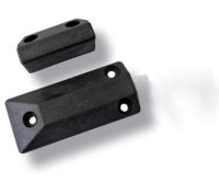 Marchio: VIMO. Articolo: CTB003. CTB003 è un contatto magnetico per installazione su porte basculanti e in ferro in generale, oltre che per serrande in ferro. La struttura in policarbonato ultraresistente è ideale per l’installazione a pavimento. Il contenitore della parte contatto ha un’ altezza di soli 13 mm per consentire un agevole passaggio. Il cavo di collegamento a 4 conduttori è protetto da guaina rinforzata in acciaio e ricoperta in gomma nera. Distanza di funzionamento 25mm (non ferromagnetici) 18mm (ferromagnetici). Disponibile anche con contatto di scambio CTB003SC. Dimensioni mm 85x38x13 reed 50x26x25 magnete. Cavo 4 poli 100 cm. Norma EN50131-2-6 CEI 79/2. Grado 2 Classe IV 1°Liv IMQ. Colore nero senza guaina.