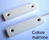 Marchio: VIMO. Articolo: CTE047MA. Contatto magnetico marrone, cavo 4 poli 100 cm, con corpo plastico a basso profilo adatto per serramenti in PVC ed alluminio. Conforme a EN50131-2-6- Grado 2 Classe II. Lo spessore di 5mm e la larghezza di 15mm permettono un alloggiamento preciso nel profilato. Il magnete ad alta portata in Neodimio garantisce un ampio spazio di chiusura fino a 4 centimetri. Disponibile in cinque colori: (bianco, marrone, grigio, verde e nero), con cavo coordinato e lunghezza di cavo di uscita da 1 a 20 metri. Informazioni tecnicheMateriale/Colore Plastico/Bianco e vari Distanza di funzionamento 20/40mm Grado di protezione2 Classe ambientale II Dimensioni 55x13x5 mm Connessione cavo 4 poli 100cm Conformità EN50131-2-6 Temperatura di esercizio-25°C/+60°C Caratteristiche reedTensione max commutabile60VCC; 42,2VCACorrente max commutabile500mAccPotenza max commutabile10VAResistenza iniziale contatto0,1 ohmResistenza di isolamento10¹² MTBF n° di operazioni 10⁸