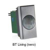 Marchio: WOLF SAFETY. Articolo: JOLLY-LIVING. Rivelatore ad infrarosso passivo da incasso. Portata 10mt – 140°. Altezza max di montaggio: 1.5 m. Compensazione tecnica a doppia pendenza. Memoria di allarme con positivo ad impianto inserito. Alimentazione: 10-15 Vcc. Omologazione IMQ II^ livello. 