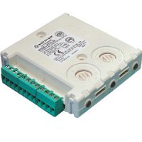 Marchio: NOTIFIER. Articolo: M710E-CZR (CEIA 99D). Modulo d'ingresso (adatto per sicurezza intrinseca) per rivelatori convenzionali utilizzabili con centrali analogiche indirizzate. I rivelatori possono essere collegati a due conduttori (stella) o a quattro (anello). Indirizzamento a mezzo di selettori rotanti con numerazione da 1 a 99. Questo modulo è provvisto di led tricolore (verde, rosso e giallo) per le differenti segnalazioni. il modulo dispone di isolatore di cortocircuito. Certificato CPR in conformità alla EN-54 parti 17 e 18. Alimentazione 15-32Vcc, corrente a riposo: 288mA e di 500mA con led attivo. Temperatura di funzionamento -20° + 60°C Umidità relativa sino al 95%. Resistenza di fine linea fornita con il modulo.