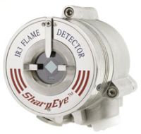 Marchio: NOTIFIER. Articolo: 40/40L4B (RIL314). Rivelatore di fiamma UV e IR per fiamme generate da carburanti o gas a base di idrocarburi. Relè allarme, guasto e ausiliario. Uscita 4-20 m A. Autotest manuale e automatico. Struttura compatta, altamente robusta e idonea per applicazioni esterne. Segnalazione d'allarme entro 3 secondi. La risposta del rivelatore varia in funzione della distanza, della superficie del focolaio e del tipo di combustibile. Custodia e ottica riscaldata che elimina i problemi di condensa e ghiaccio sulla finestra del sensore. Dotato di dispositivo di test interno.